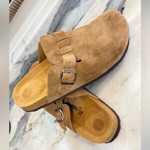 CUSHIONAIRE Men’s Suede Clogs